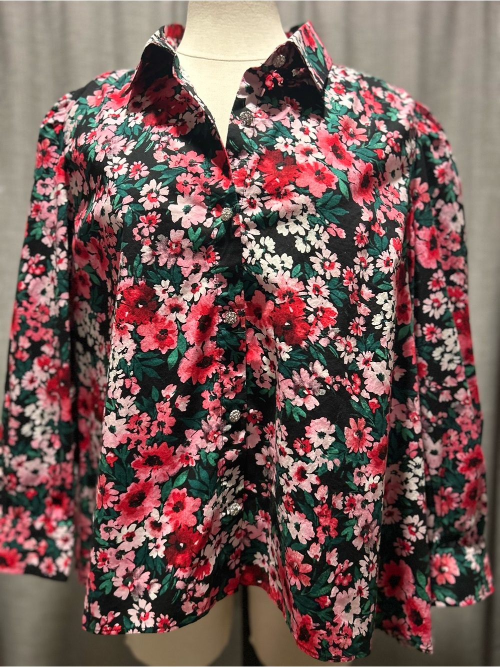 crown & ivy Black Button-Front Floral Shirt with Pink & Red Blossoms